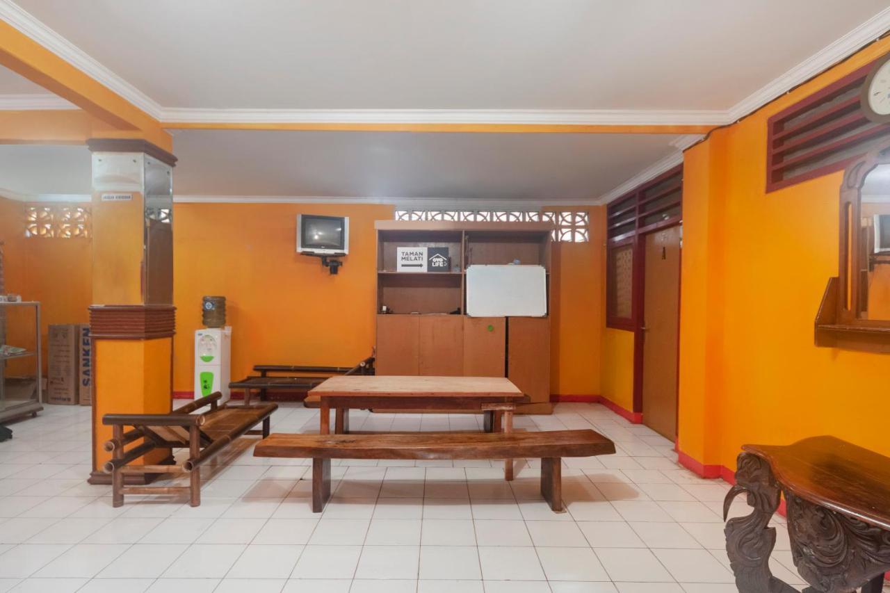 Oyo Life 3034 Taman Melati Hotel Depok Buitenkant foto
